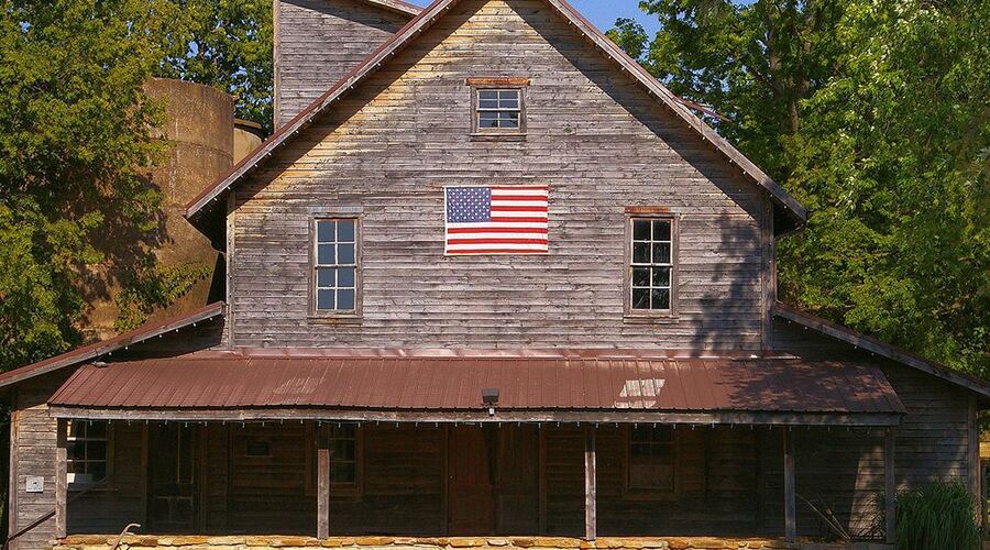 Barn with American flag in Fair Grove, Missouri
